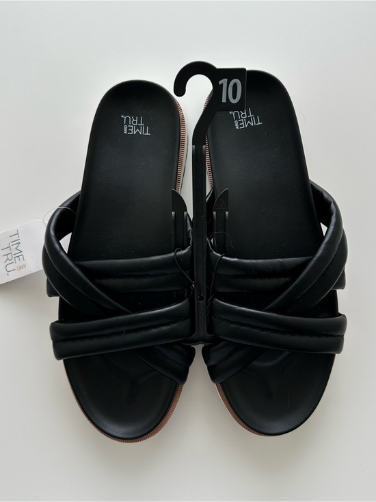Time and Tru Shoes - NWT Black sandals with 1.5 inch platform and thick straps- 10